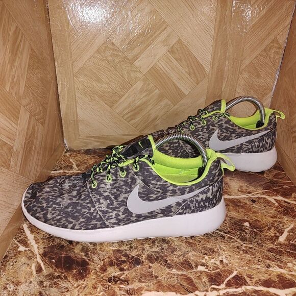 Nike women's Roshe run print running shoes sneaker size 9.5. 402 - Picture 6 of 13